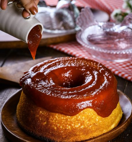 Bolo de Queijo Reino com Calda de Goiabada