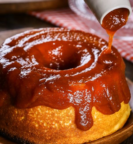 Bolo de Queijo Reino com Calda de Goiabada