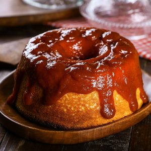Bolo de Queijo Reino com Calda de Goiabada