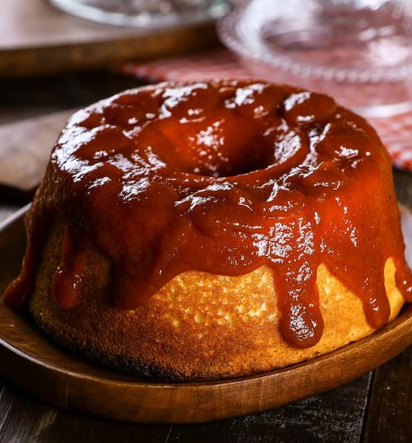 Bolo de Queijo Reino com Calda de Goiabada