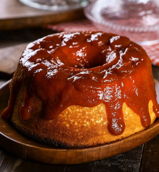 Bolo de Queijo Reino com Calda de Goiabada